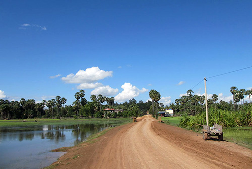 カンボジアの赤土の歩道