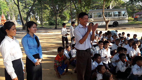 カンボジアの小学校で交流