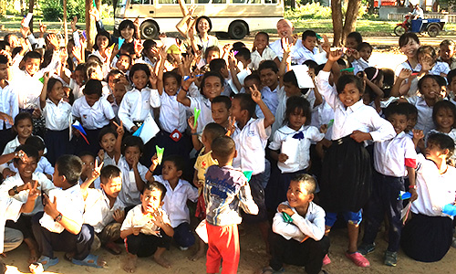 カンボジアの小学校の子どもたち