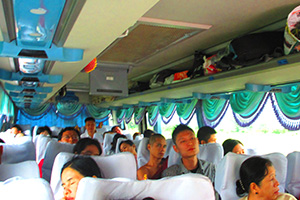 ミャンマーバス車内