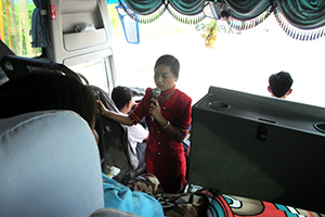 ミャンマーバスの乗務員さん