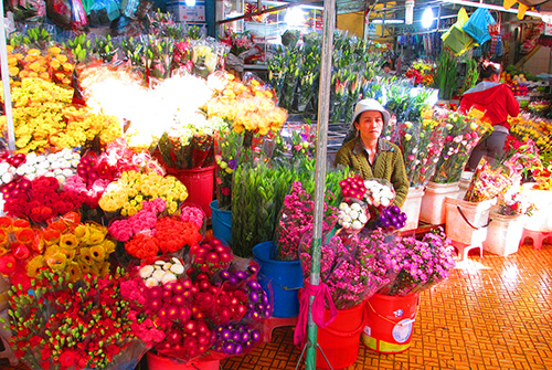 市場には色とりどりの花が溢れています
