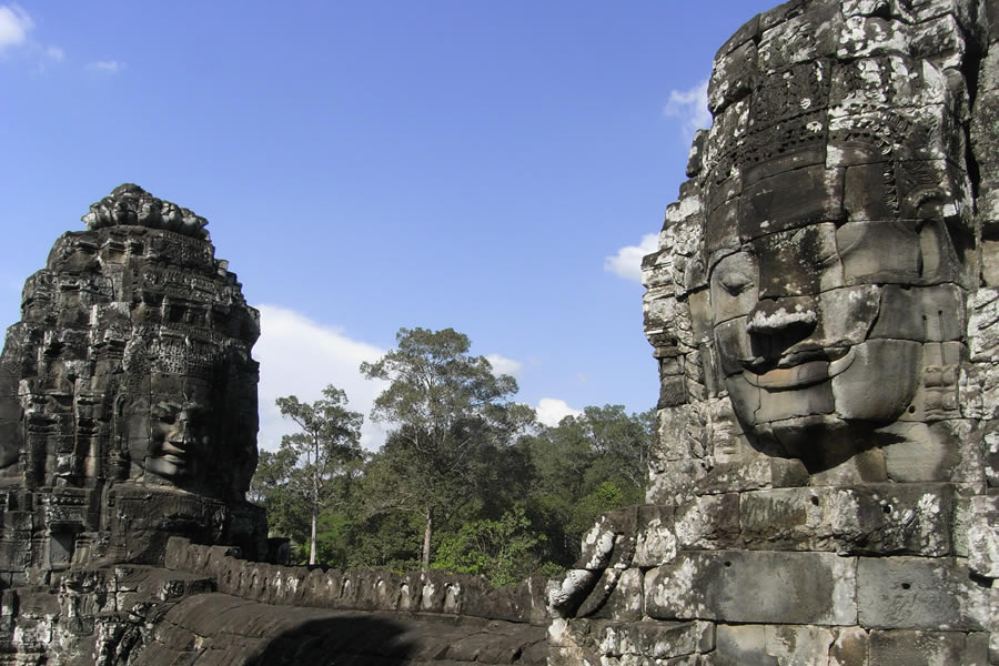 アンコールトムの中央にあるバイヨン寺院。回廊を埋め尽すレリーフは必見。