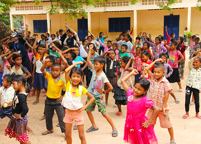 カンボジア 村の小学校の子どもたちに体育を教える活動