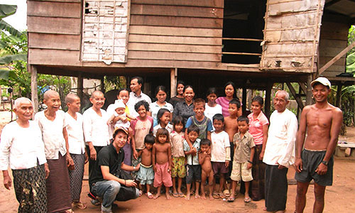 カンボジアの村の高床式住居