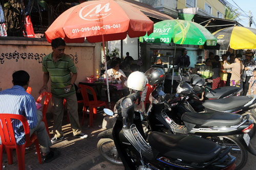 カンボジア料理の人気店の前
