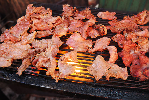 カンボジアの豚肉の炭火焼き