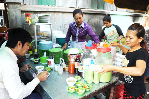 カンボジア料理店のスタッフ