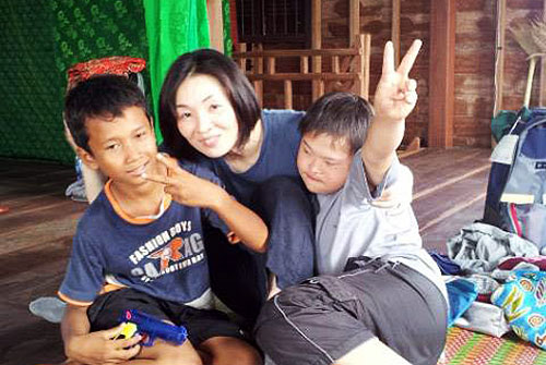 カンボジアの子どもと交流