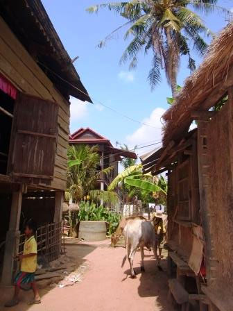 カンボジアの村の高床式住居