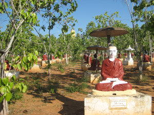 ミャンマー、ボディタタウンの仏像