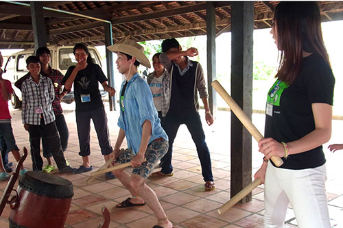 カンボジアツアー（スナーダイクマエ孤児院）2日目　太鼓で交流