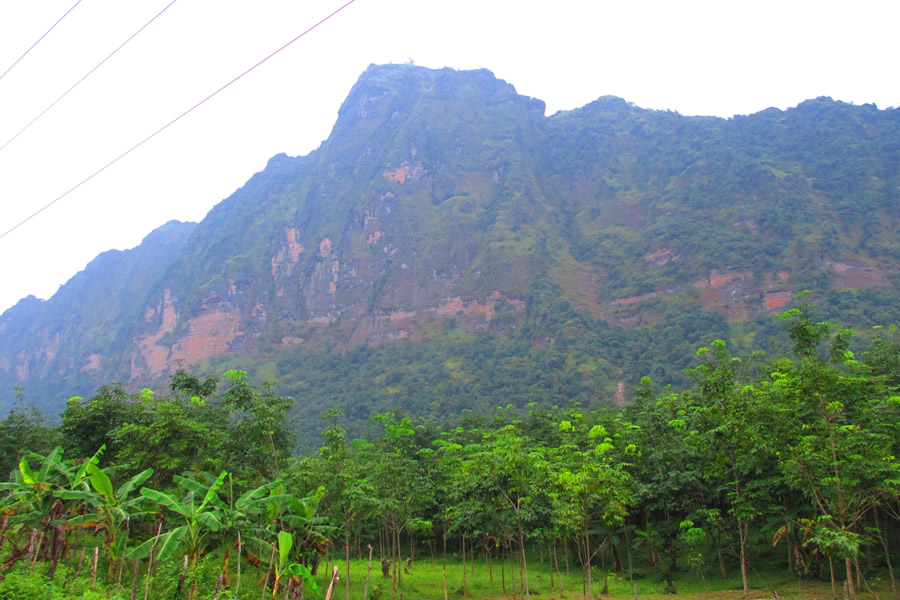▲山肌に山の精霊の姿が・・・