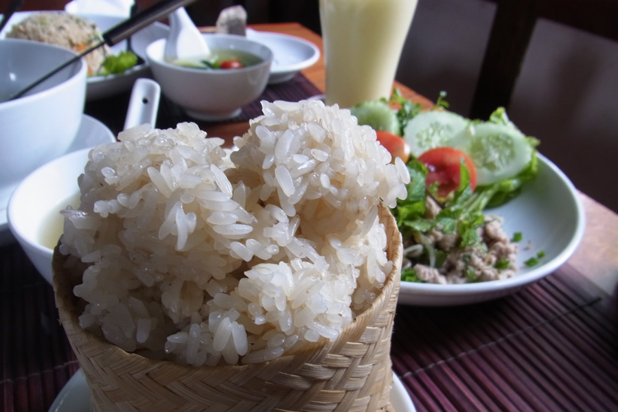 ▲ラオス名物カオニャオ。手のひらでよくこねて、おかずと一緒に食べます