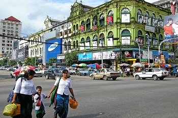 ロンジーを穿いてヤンゴンの街を歩いてみましょう