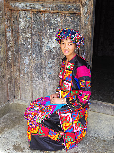 ▲花ロロ族・・・中央アジア系の顔立ちが多く、美人も多いと言われる。色とりどりの衣装も華やか。