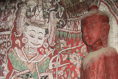 洞窟のなかには状態のいい美しい壁画が残されており、中にはインワ王朝時代(13世紀~14世紀)の壁画も残っています。