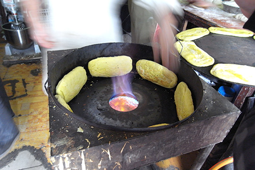 市場では専用鍋で焼くパン「焙子」をぜひ焼きたてを食べましょう