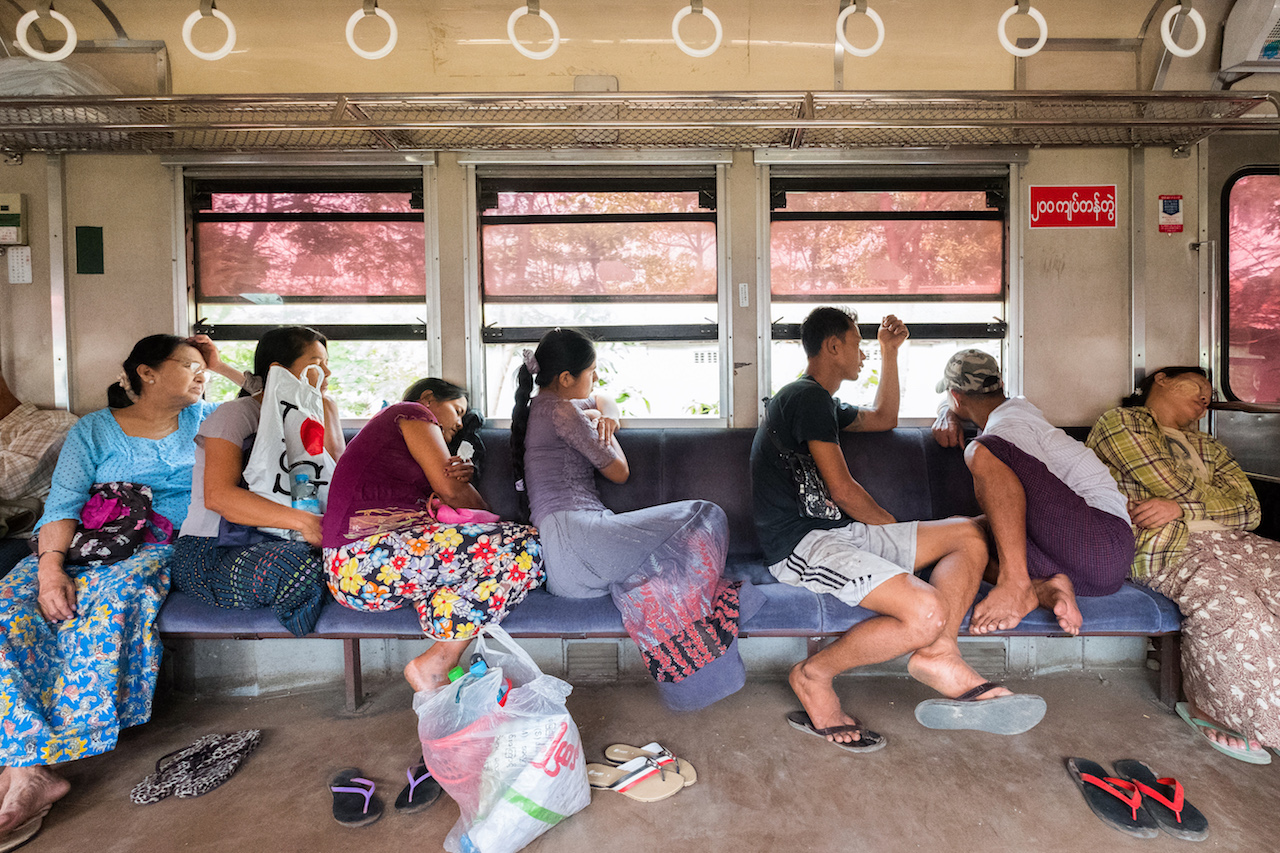 ヤンゴン環状線の日中の車内。日中は荷物も減りのんびり昼寝をする乗客。
