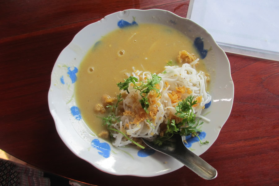 ▲名物のモヒンガー ミャンマーの代表的な麺料理。そうめんのような麺に魚のスープをかけ、薬味をそえて食べる