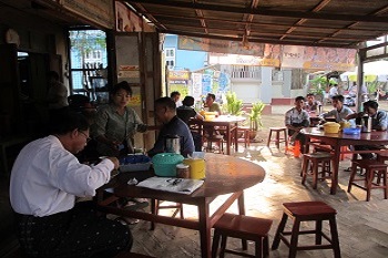 ローカル食堂にて朝ごはん