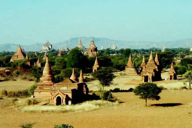 ▲無数のパゴダ群/パゴダのパノラマを寺院のテラスから見てみよう。