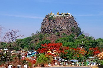 ナッ信仰の聖地・特異の外観のポッパ山