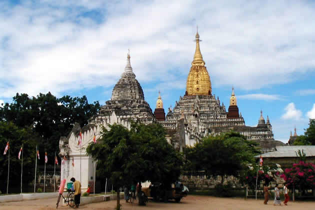 ▲アーナンダ寺院/こちらもミャンマーを代表する仏塔。安置されている仏像は、少し離れて見ると微笑んでいるように見えます。