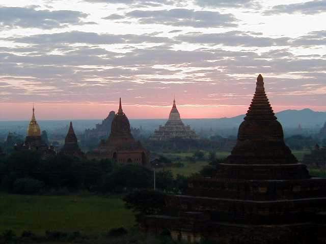 世界三大仏教遺跡が眠る古都バガン