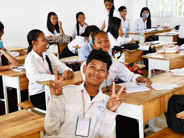 カンボジアの中学校を訪問！