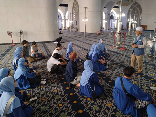 モスク訪問で文化に触れる