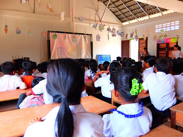 カンボジアの子どもたちへ映画を届けます！