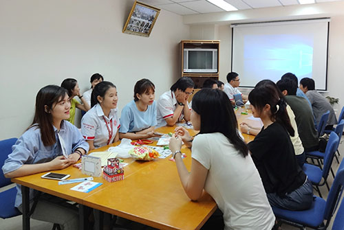 日本語を学ぶベトナム・日本人材協力センター(VJCC)の学生たちと一緒にハートの石を磨きます