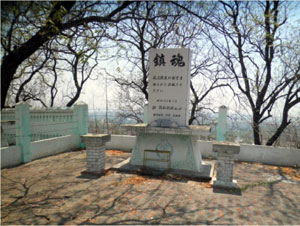 日本人将兵慰霊碑。戦いに散った他国の人たちの慰霊碑も並んで祭られていました。