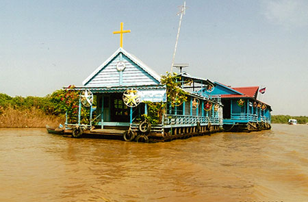 トンレサップ湖の教会