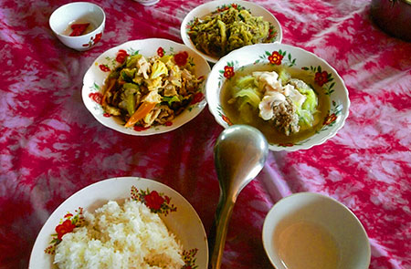 本場のカンボジア家庭料理をいただきます