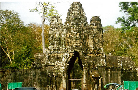 王都アンコール・トムの中央にあるバイヨン寺院